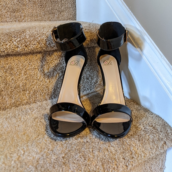 Patent-leather black heels with buckled ankle strap, sz 9, NWOB - Picture 6 of 9